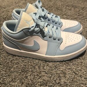 Jordan 1 Low
Women’s Size 7